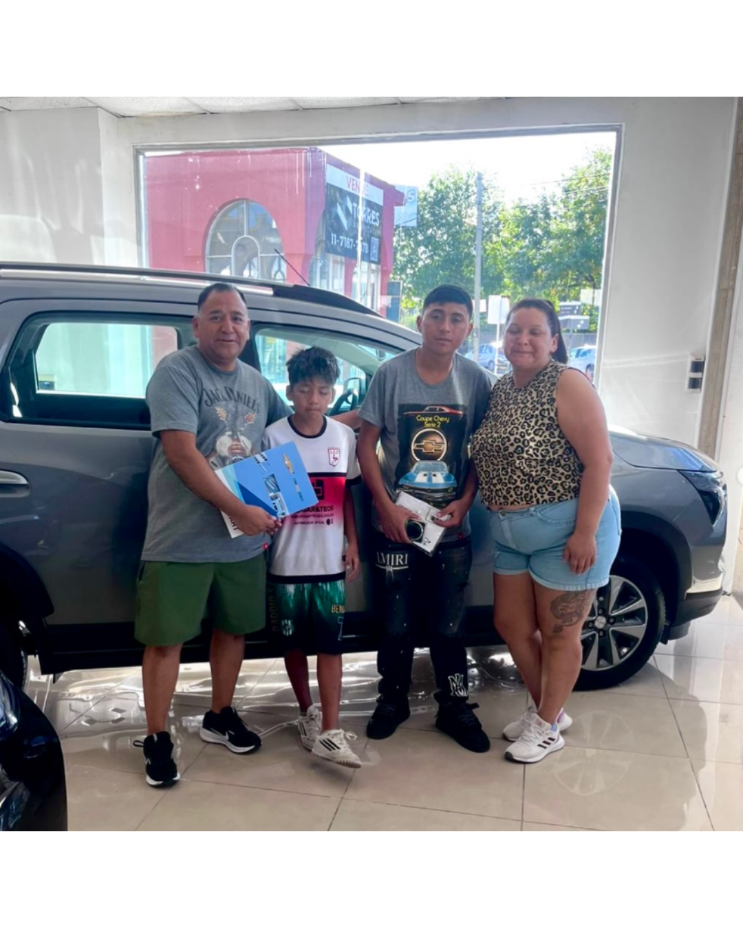Familia recibiendo su vehículo en Expocart